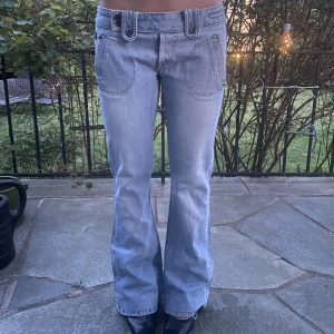 Lowrise jeans - Skit snygga lowrise jeans i ljusblå färg. Har skit coola fickor. 82 midjemått Pris kan diskuteras