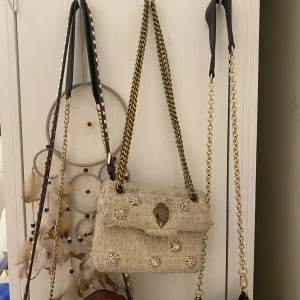 Kurt Geiger väska - Snygg väska, lågt pris pga lite sliten. 