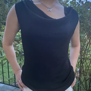 Svart topp - Svart topp, som går att ha både åt båda hållen. Skit snygg och lite glittrig