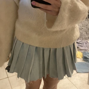 Jeanskjol från zara - Säljer denna jeanskjol från zara i strl M med prislapparna kvar då den tyvärr inte har kommit till någon användning. Passar mig bra som vanligtvis har S