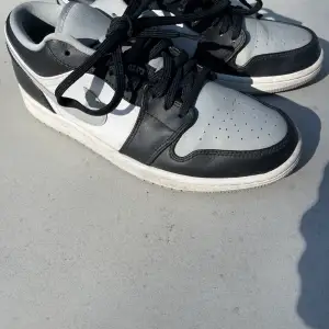 Knappt använts Jordan 1 low hade dem ett litet tag men växte snabbt ut dem frågar 800 vid snabb affär 650kr och du får med lådan. Jag kan mötas upp och jag kan frakta. tar cash och Swish 