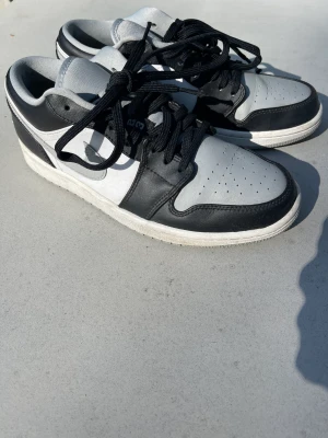 JORDAN 1 LOW RETRO GRAY  - Knappt använts Jordan 1 low hade dem ett litet tag men växte snabbt ut dem frågar 800 vid snabb affär 650kr och du får med lådan. Jag kan mötas upp och jag kan frakta. tar cash och Swish 