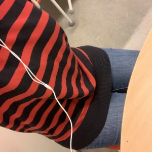 Svart & röd randig tröja  - En alt tröja som är väldigt skön o fin, har bytt stil så kommer att sälja mer av denna typ av kläder. 👍🏼