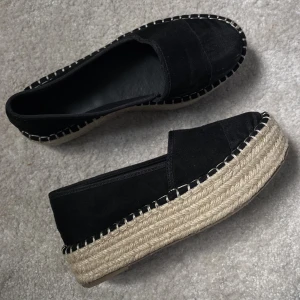 Espadrillos - Super söta svarta espadrillos perfekta till sommaren! Köpta förra sommaren från asos för 450 kr och är endast testade. Säljer pga att de är för små för mig!💘💘