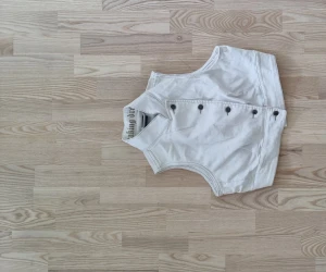 Jeansväst - Snygg jeansväst Som ny, använd enstaka gång.