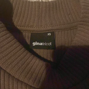 Tight brun långärmad tröja - Hej brun tröja från Gina tricot, fast märkte efter 3 gånger av användning att den inte var för min kroppstyp toppen skick och bra för sånna som går för en minimalistisk stil nypris: 200kr den är ganska stretchig så jag skulle tänka mig att den passar bra