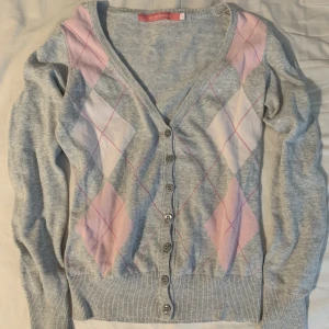 Cardigan - Preppy cardigan med rosa detaljer. Bra skick.