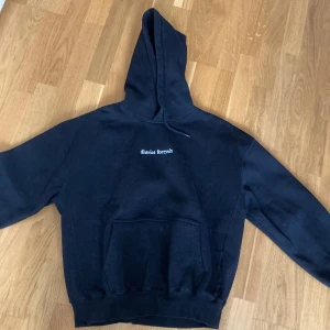 District fortysix hoodie  - En hoodie i herr. Använts 3-4 ggr. Skick 9,5/10. Skönt tyg och väldigt gosig. Lite baggy
