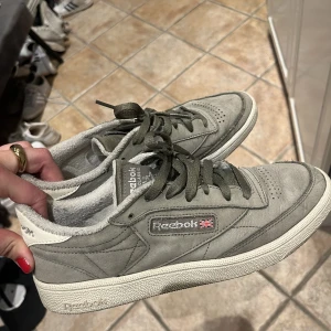 Reebok sneakers - Intressekoll på mina jättesnygga reebok sneakers då de tyvärr inte kommer till användning längre. 450kr+frakt. Pris kan diskuteras 