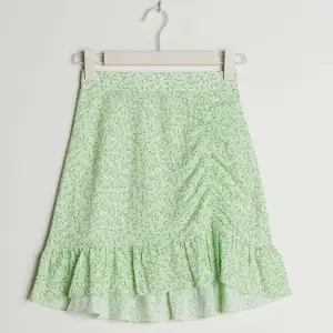 Grön blommig kjol köpt från Gina. Fin till sommaren. Inga defekter. 