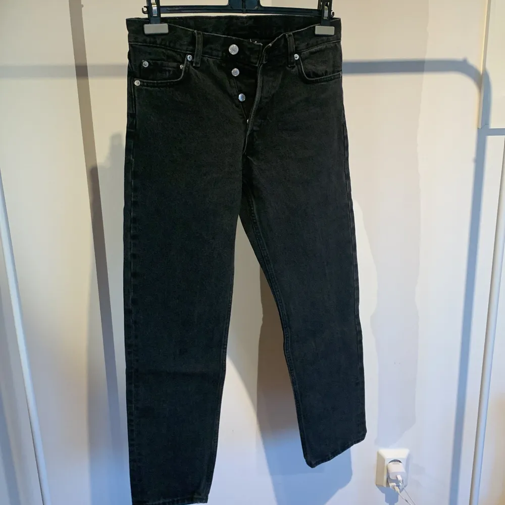 Säljer ett par Weekday Barrel jeans då de är för små och jag vill bli av med de. De är i väldigt bra skick. Kan köpas direkt trots budgivningen. Skriv för fler bilder. Jeans & Byxor.