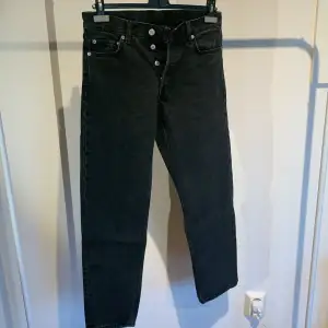 Säljer ett par Weekday Barrel jeans då de är för små och jag vill bli av med de. De är i väldigt bra skick. Kan köpas direkt trots budgivningen. Skriv för fler bilder