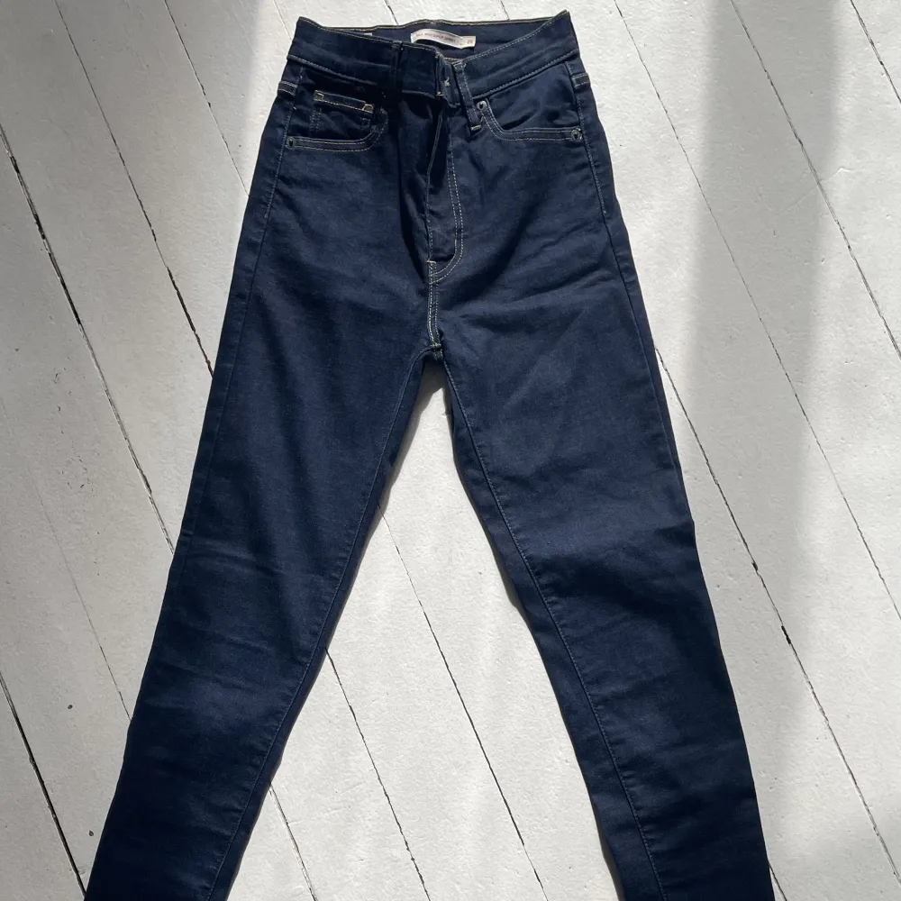 Skinny jeans från Levis i modellen mile high super skinny. Aldrig använda. Fraktkostnad kan tillkomma. . Jeans & Byxor.