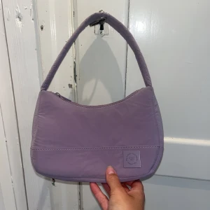 Väska - Lila baguetteväska från pull and bear