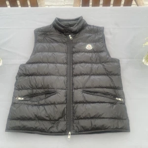 Moncler Guin Size 3 - Säljer min moncler väst då den inte används längre o är på gränsen till för liten. Använd en del förr men fortfarande i bra skick