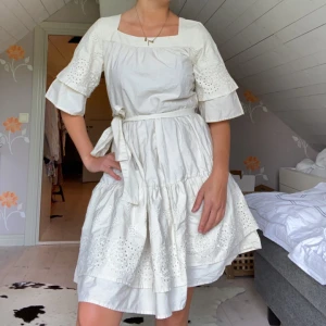 Klänning - Sötaste gräddvita sommarklänningen från Vero Moda. Går inte att få tag på längre och aldrig använd med lappen kvar!