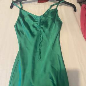 Säljer min gröna klänning från bik bok!💞 Finns fler bilder