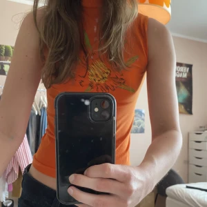 orange turtleneck - unikt oranget linne med turtleneck och en cool blomma på!💥💥