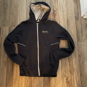 Hugo Boss Tröja - Hugo Boss hoodie, Storlek M men passar som S // Skick använd  ((Möts bara upp, skickar inte paket))