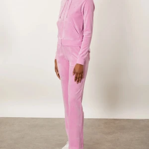 Juicy Couture set - Säljer ett juicy couture set byxorna: Strl XS Koftan: strl S Använd endast ett fåtal gånger!! Pris: 1300kr