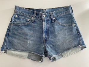Levis lågmidjade jeans shorts - Lågmidjade jeansshort som tyvärr blivit för små🤍 W29 