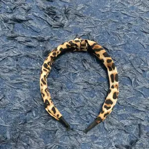 Vill sälja mitt leopard diadem, använd ett fåtal gånger så i väldigt bra skick.