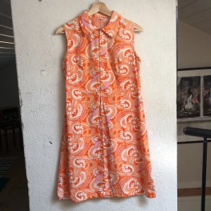 Vintage Klänning 60-tal - Såå söt vintageklänning från 60-/70-talet! 🧡💗🤍 Mycket bra skick, inga defekter. Perfekt sommarklänning ☀️