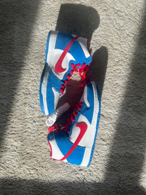 Nya Nike Dunk High ’Doraemon’ - Oanvända höga dunks 'Doraemon' i orginalbox. EU44 - US10