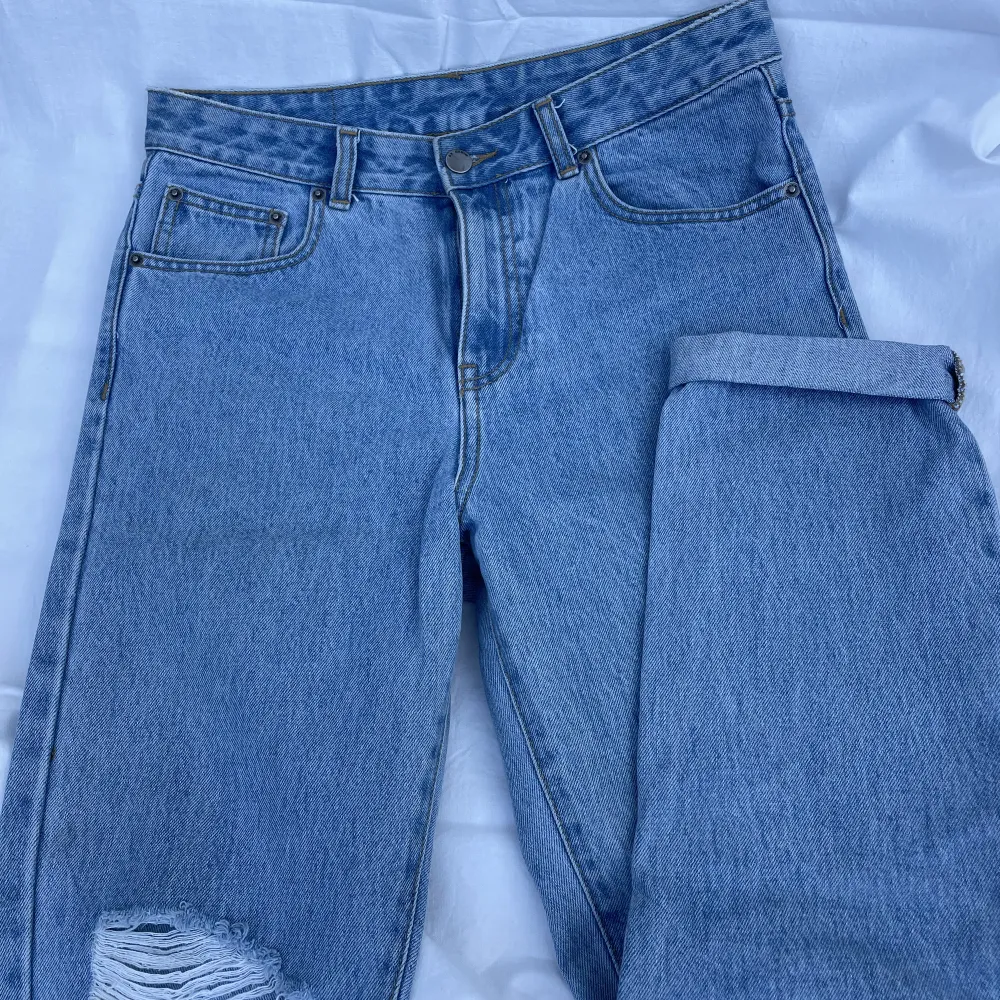 Blåa jeans med hål från Dr Denim. Endast använda ett fåtal gånger, de är för tajta för mig💔De sitter så bra över rumpan, de är storlek W28L28. Jeans & Byxor.