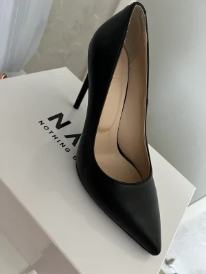 NA-KD KLACKAR  - Namn :Slim High Heel Pumps  Färg: Svart Storlek: 39