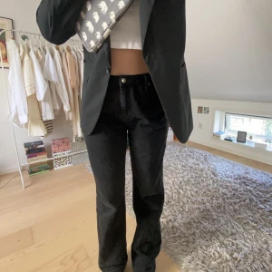 Josefin HJ JEANS  - Josefin HJ x NAKD Jeans. Sjukt snygg passform men tyvärr för stora för mig. 