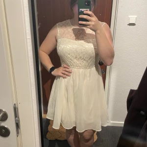 Klänning från h&m  - Superfin klänning från h&m, spets upptill. Använd men i fint skick! Storlek 36