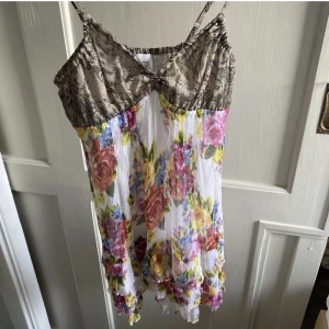 Klänning - Så sjukt snygg och unik klänning, skitsnygg nu i sommar🙌🏿❤️