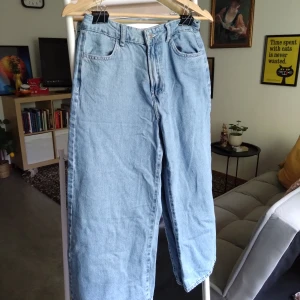 Cropped wide legged jeans with a high waist - Högmidjade byxor där de är breda  i benen med en kortare byxlängd, "cropped".  Byxor säljes i gott skick.