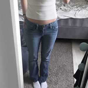 Så söta lågmidjade jeans! Innerbenslängden är 77cm och midjemåttet är 75cm💞 passar mig jätte bra som är 165, men säljs pga för många jeans men har super fint skick🫶🏼 pris kan diskuteras