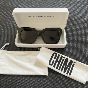 Chimi Eyewere 008 Black - Berry Black. Snygga & populär modell.  Fodral & putsduk ingår.