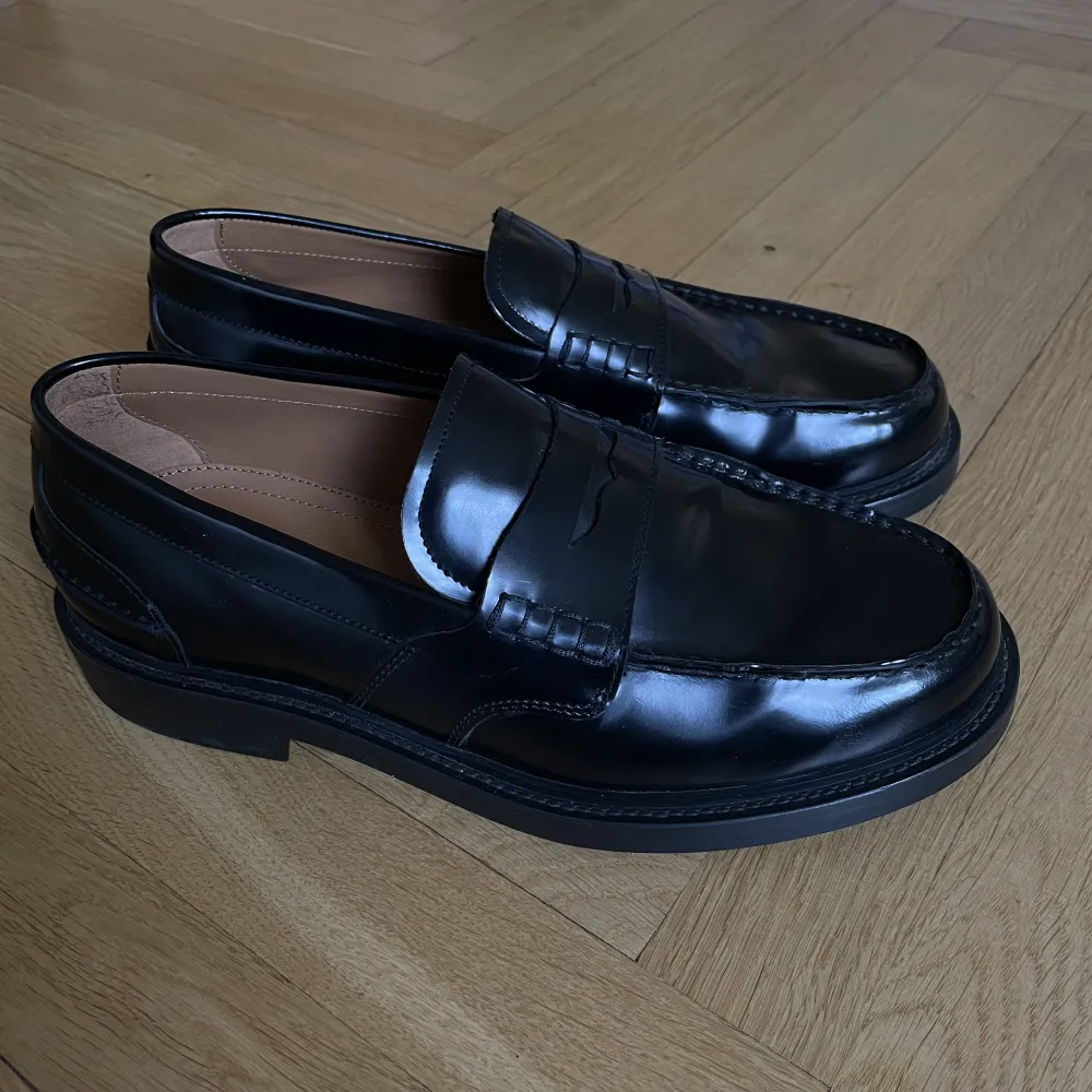Grova Penny loafers i läder från Zara. Använda endast en gång så näst intill helt nya. Storlek 41 herr. Säljer dom endast för att jag har för mycket skor och nypris på dessa var 800:- . Skor.