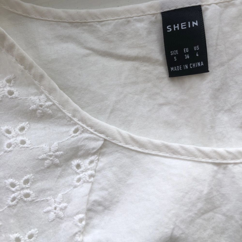 Säljer denna vita blusen/toppen med sina blommor från Shein för att den inte passar💕 Aldrig använd 👌🏻. Blusar.