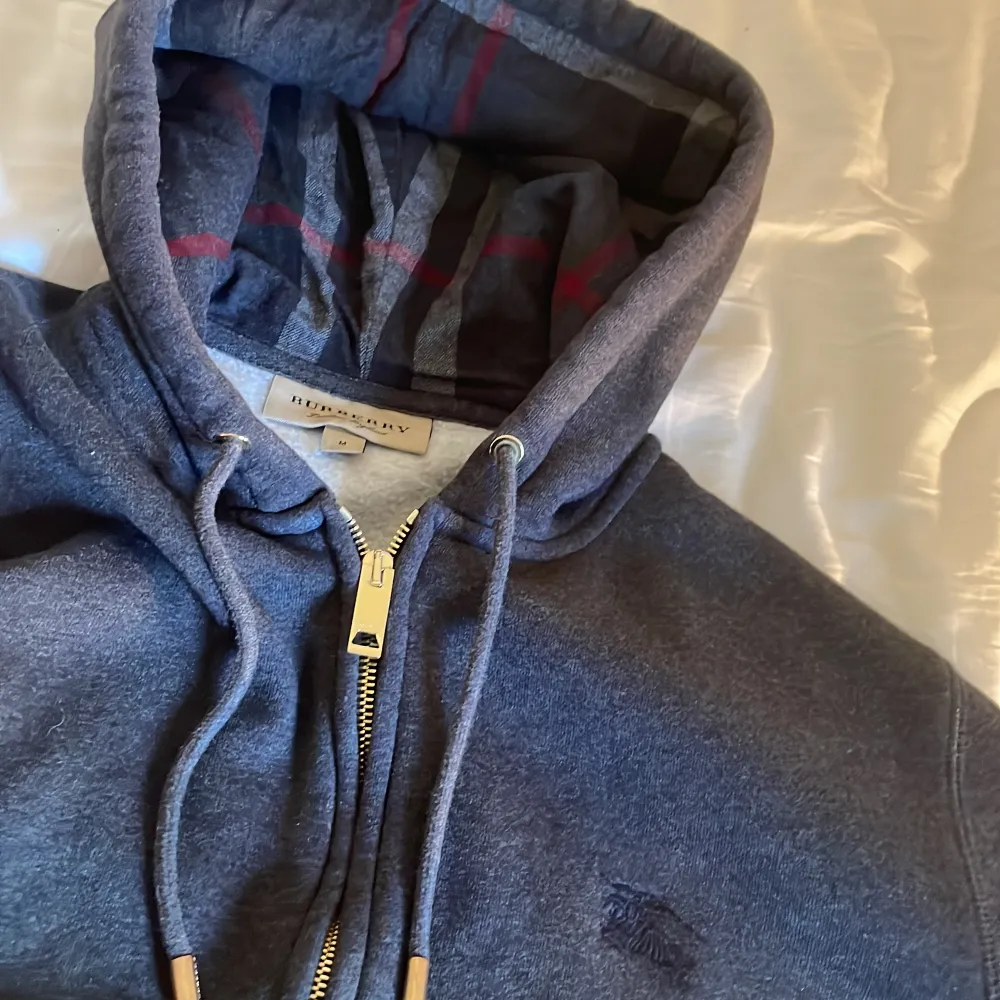 Intressekoll på min burberry hoodie som jag köpte i julas på burberry outlet i England ny pris på dessa ligger på ca 4500 har inte brottom att sälja men kom med bud. Storlek M, skick 9/10 som ny nästan. Hoodies.