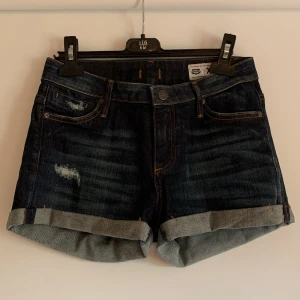 Jeansshorts - Jeansshorts från Crockers. Storlek XS, knappt använda! Allt slitage är original, utöver detta finns inget synligt slitage. Läderlappen med Crockers-märket sitter kvar på baksidan. 
