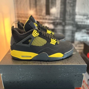 Jordan 4 Retro Thunder - Jordan 4 Retro ”Yellow Thunder”🖤⚡️ Nypris: 3500☹️ Vårt Pris: 3000🤙🏽 Cond: 10/10😮‍💨 Storlek: 43👟  Tillägg: Helt nya DS😮‍💨 Originalbox tillkommer📦 Köpta på SNKRS🤝