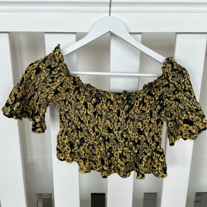 Topp - Den är i bra skick. Från Gina Tricot 