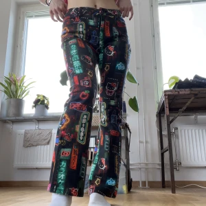 Hello Kitty byxor - Unika byxor med Hello Kitty print  1,65 som referens 