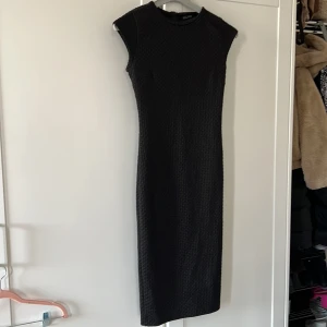 Svart zara klänning  - Svart oanvänd klänning ifrån zara. Den är tight och har tjockt tyg som drar ihop dig lite. Gammal kommention men oanvänd.   Slits på baksidan som man kan justera med dragkedjan. Passar en xs och en mindre small.