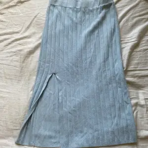 Säljer blå lång kjol med slits från Only. Kjolen är använd ca 3-4 gånger och är i mycket bra skick. 