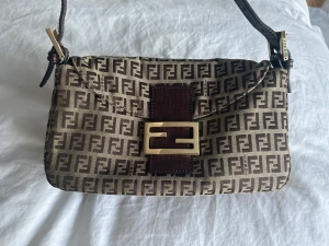 Vintage Fendi baguette  - Fendi baguette i bra skick   Jag säljer nu min Fendi baguette för 4000kr , pris kan diskuteras vid snabb affär. Väskan kommer med äktighets kort och år väskan är tillverkad osv. Skriv vid frågor 