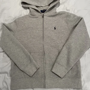 Ralph Lauren zip hoodie - Grå Ralph Lauren zip hoodie. Säljes pga den ej kommer till användning. Nyskick.