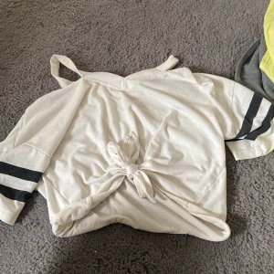 Magtopp - Fin magtröja med knut där fram och linjerade ärmar. Även lite off shoulder. Från shein, skulle tro att den är i strl s.💕