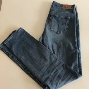 Säljer mina fina Levi’s jeans eftersom de ej kommer till användning mer. Jeansen är i storlek 28 och är mid waist.