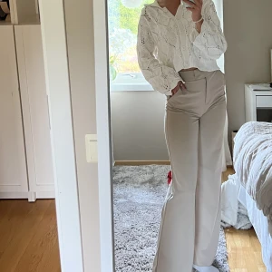 Kostymbyxor - Säljer dessa kostymbyxor då de blivit för små :(  Jättefin färg!!💞💞